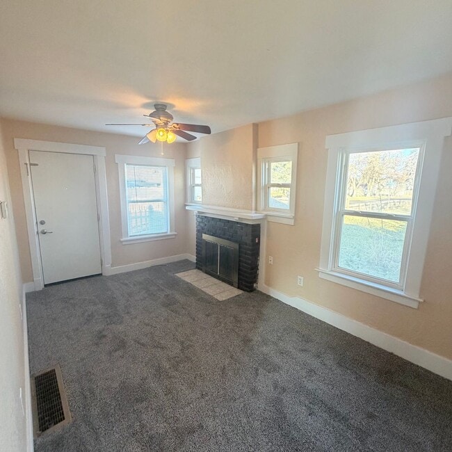 Building Photo - 2216 N Oak St