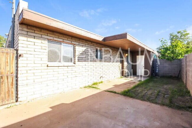 Building Photo - 1326 N Miller Rd