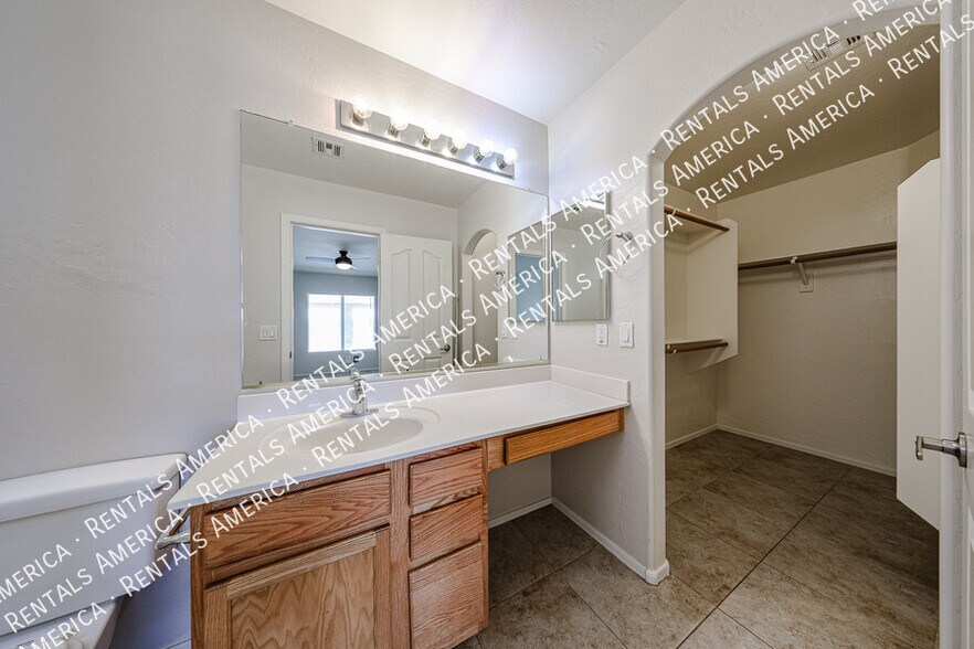 Building Photo - 4819 E Whitehall Dr