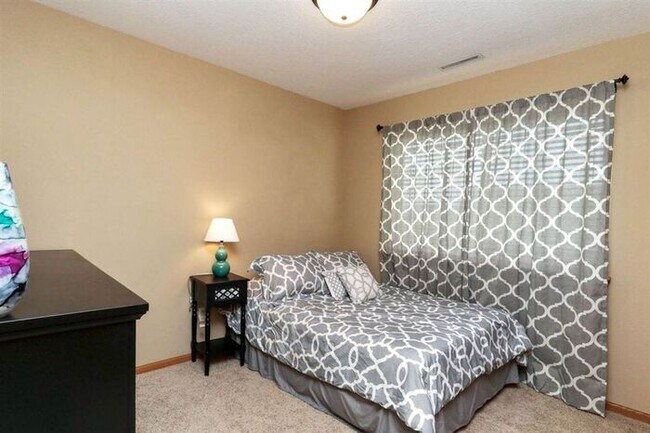 Building Photo - $1,650 | 3 Bedroom, 2.5 Bathroom TOWN HOME | NO PETS | Available for August 1st, 2026 Move In!