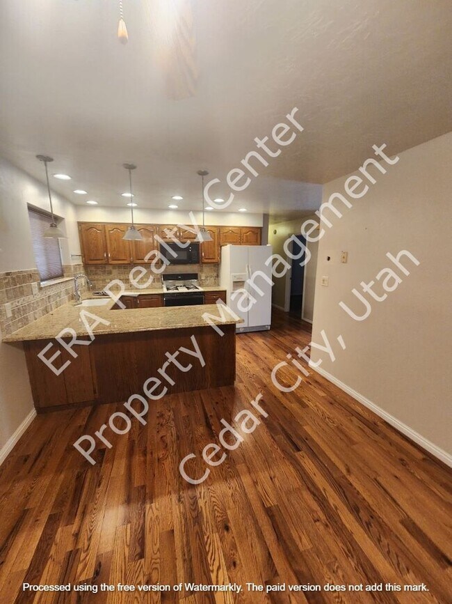 Building Photo - 921 N 400 W