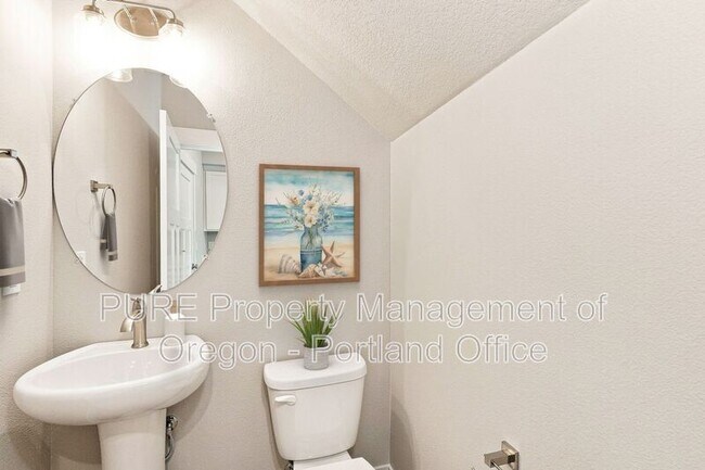 Building Photo - 588 NE Alderwood Dr