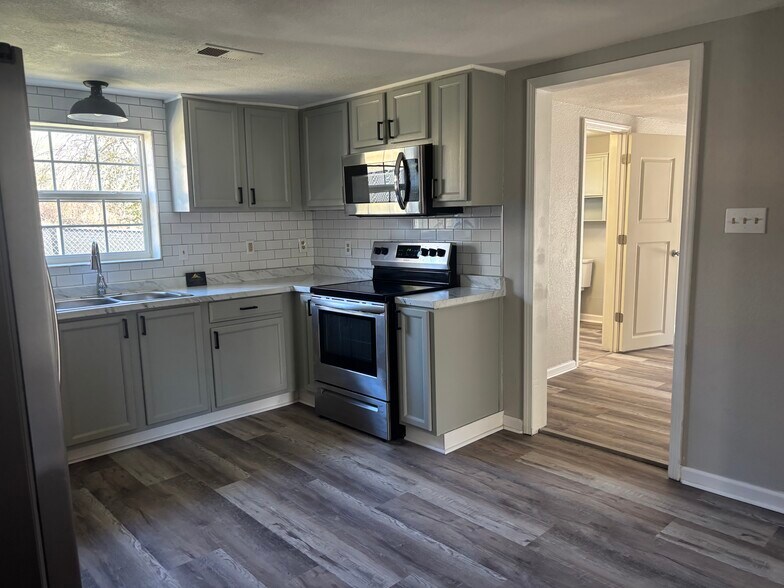 Remodeled kitchen with dishwasher - 528 France Ln
