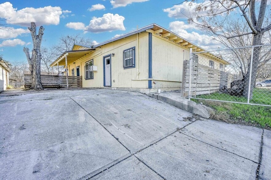 Building Photo - 1114 S San Marcos