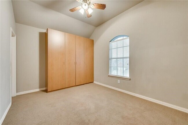 Building Photo - 2016 Deer Path Ct