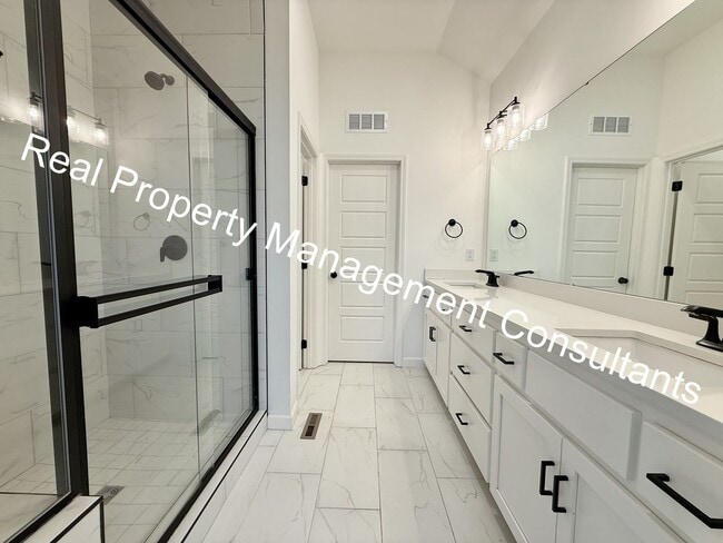Building Photo - Extraordinary 4 bedroom home in Lee's Summit