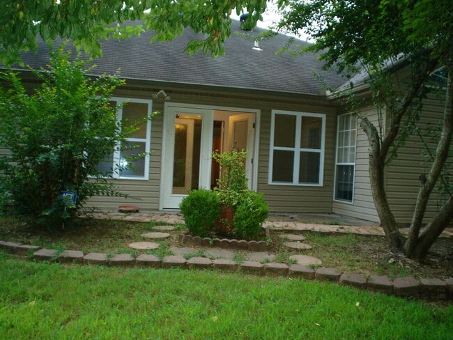 Building Photo - QUESTIONS PLEASE CONTACT Peggy Goodman 501...