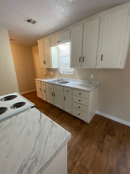 Building Photo - 2119 Pearson Dr