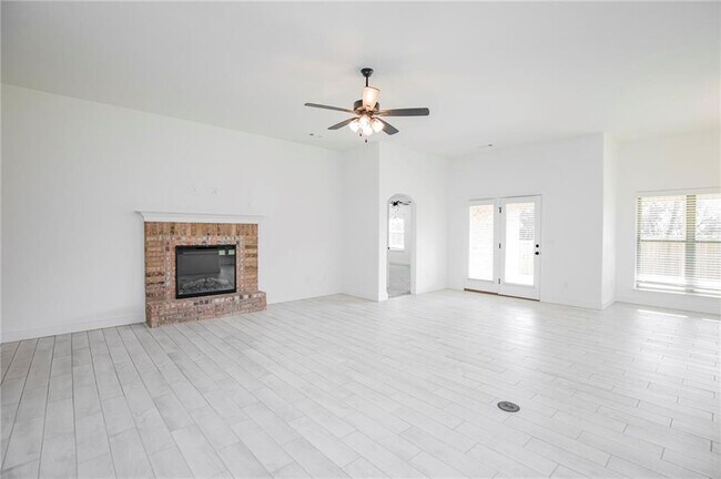 Building Photo - 400 Manfield Ave