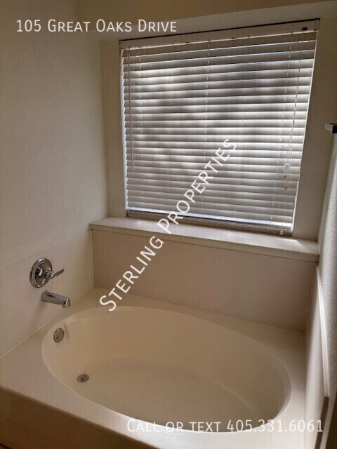 Building Photo - 105 Great Oaks Dr