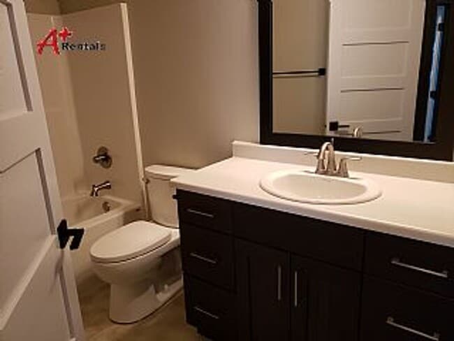 Building Photo - Three bedroom two bathroom Twin home w/ triple garage