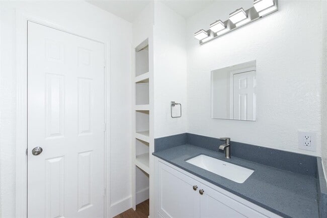 Building Photo - 2704 Catalina Dr