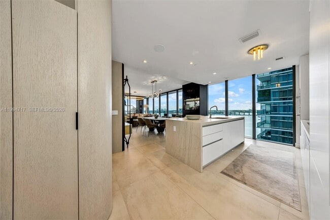 Building Photo - 700 NE 24th St