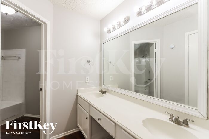 Building Photo - 13323 Oak Ledge Dr