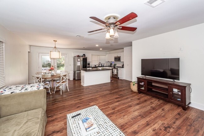 Building Photo - 3 Bedroom 2 Bath Home in West Ashley Plant...