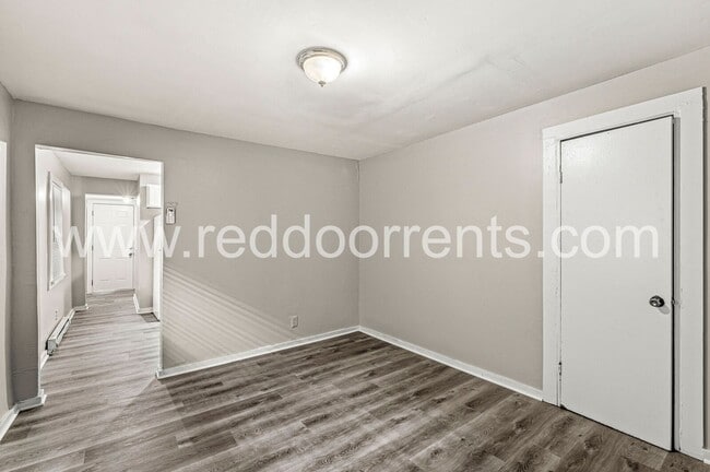 Building Photo - Affordable Comfort & Style Near Downtown I...