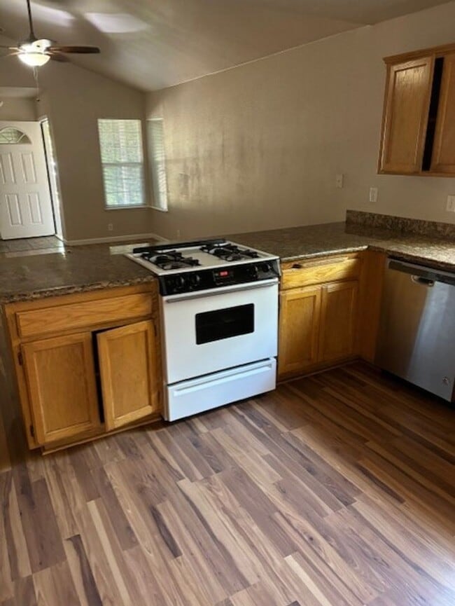 Building Photo - 10 N Valley Ct