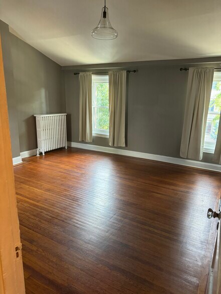 Large Master Bedroom with Ample Light - 2021 W Girard Ave