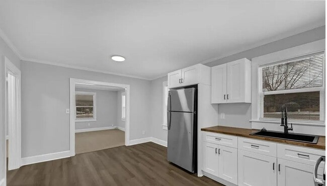 Building Photo - Welcome to this Beautiful Newly Renovated ...
