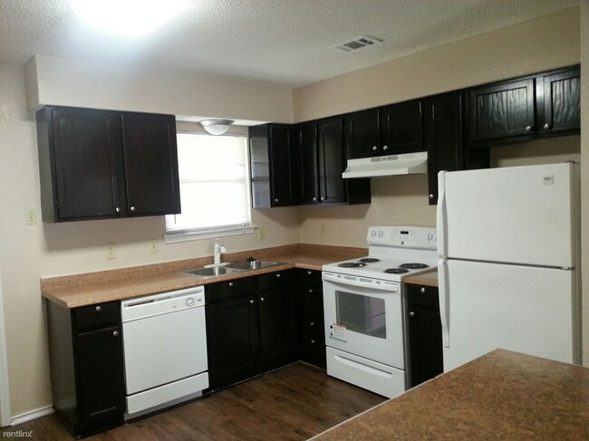 Building Photo - 2 br, 2 bath 4plex - 640 South Rogers Road...