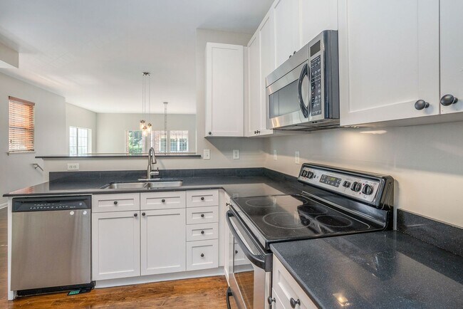 Building Photo - 2 bdrm, 2.5 bath Town Home steps away from...