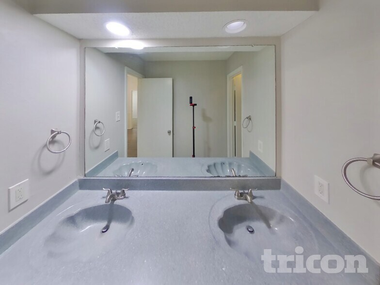 Building Photo - 3225 Hastings St