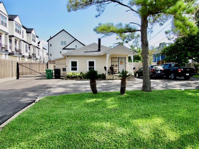 Primary Photo - 1126 W 22nd St