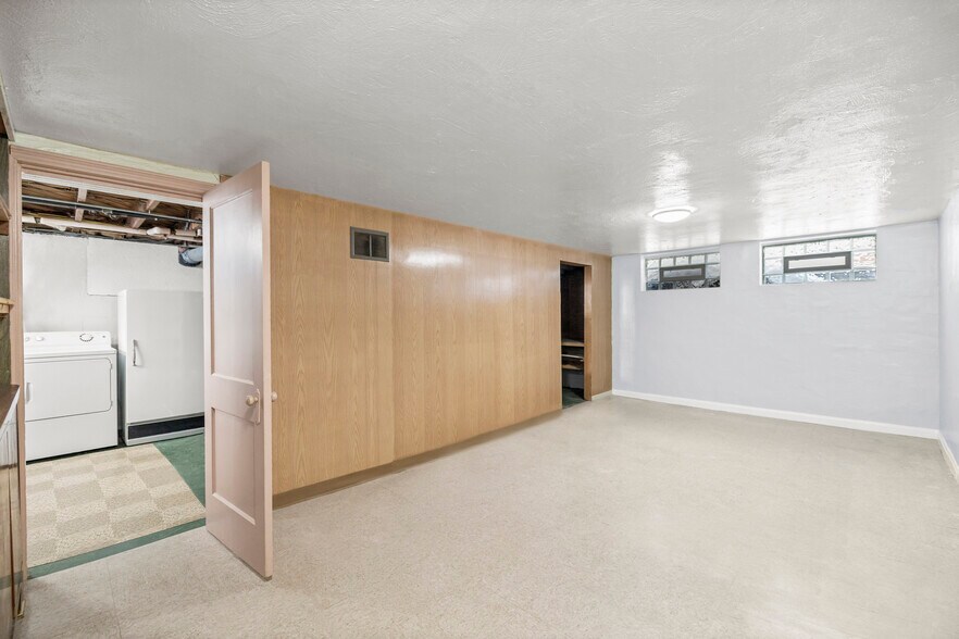 Building Photo - 1515 Longwood Dr