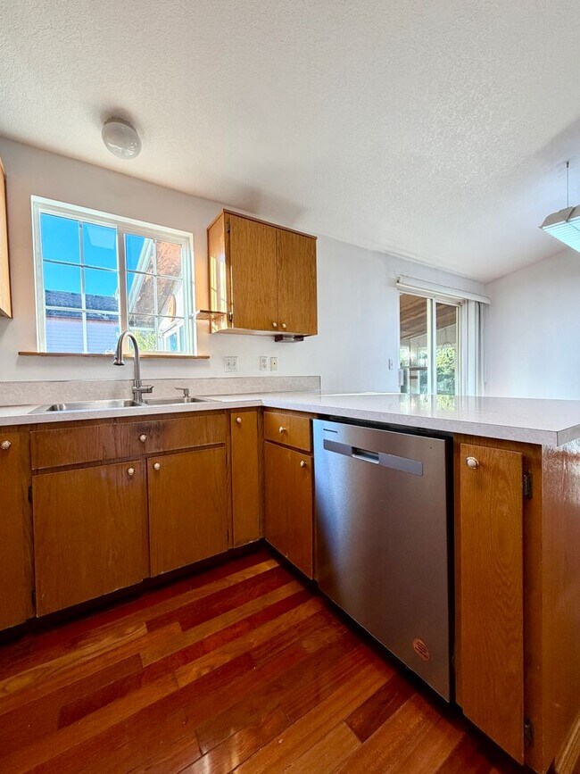 Building Photo - **$500 OFF THE FIRST MONTH'S RENT** Cozy R...