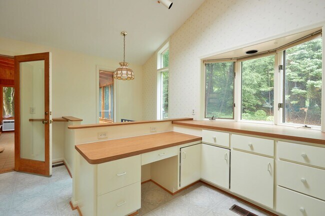 Building Photo - Sparkling and Spacious