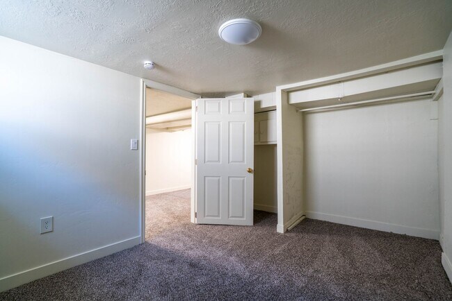 Building Photo - Spacious & Updated 5 Bed Home in Prime Ogden Location