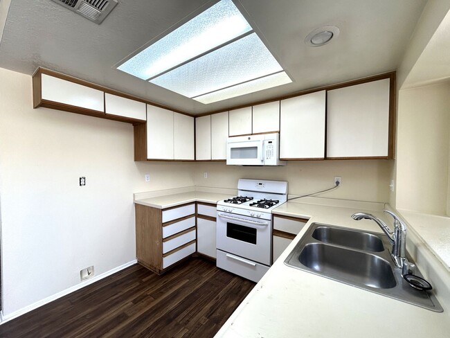Building Photo - AVAILABLE NOW!! 2 Bed/2 Bath Apartment in ...