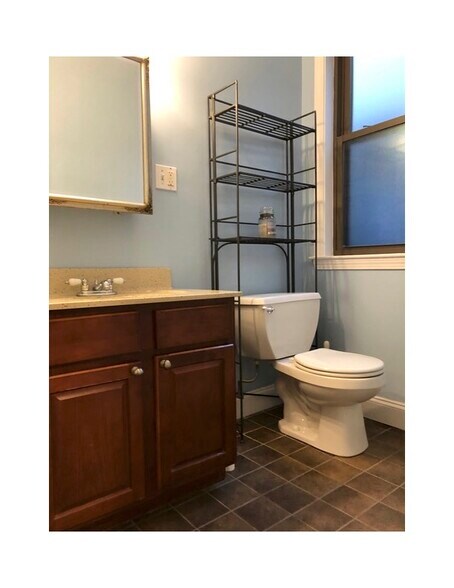 Building Photo - 40 Rockview St