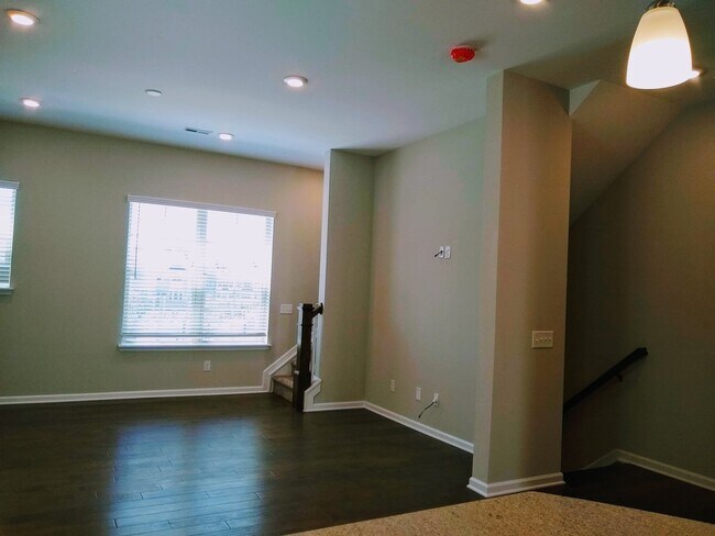 Building Photo - 2 bedroom town home next to Light Rail off...