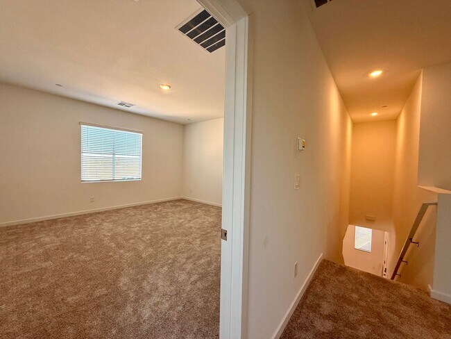 Building Photo - 4 BED 3.5 BATH 2 CAR GARAGE HOME w/ LOFT, ...