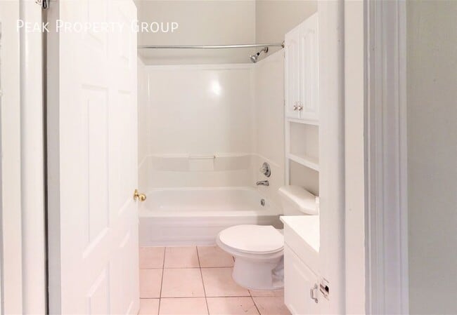 Building Photo - 2667 Bellevue Ave