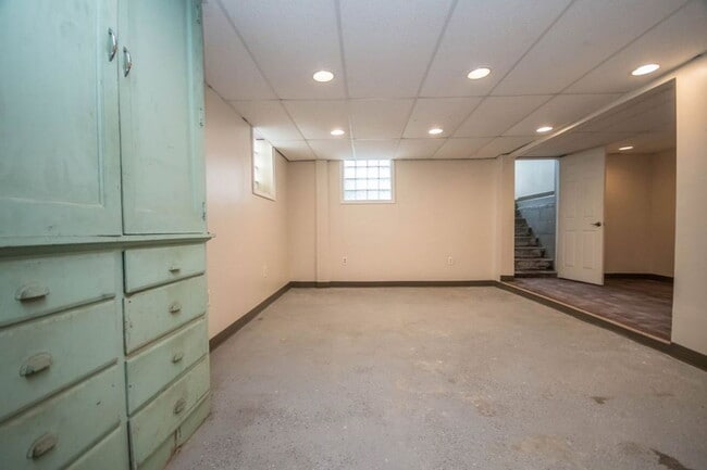 Building Photo - 627 E Potter Ave