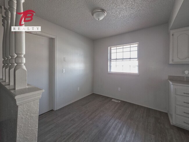 Building Photo - Spacious 3 bedroom, 2 bath single-family home in the desirable Lyrewood/Woodlake area of northwes...