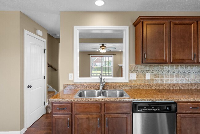 Building Photo - New Move In Incentive Added- Large, Nice home close to Fort Campbell and Shopping