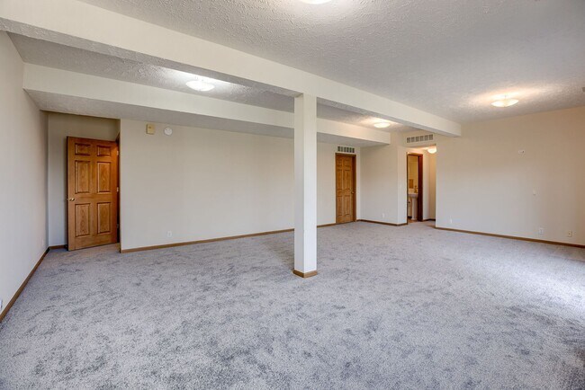 Building Photo - Spacious 3 Bedroom Gem In Southwest Omaha!!