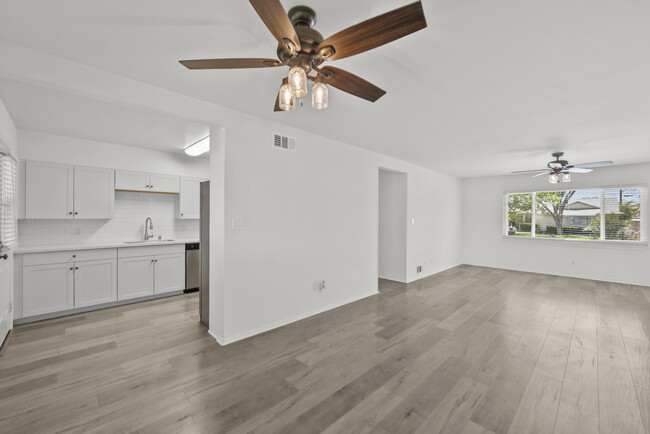 Building Photo - 809 W Ave J 10