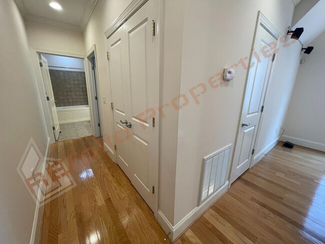 Building Photo - Bright and Airy! 3rd Floor 1 Bedroom 1 Bat...