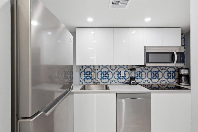 Building Photo - 2899 Collins Ave