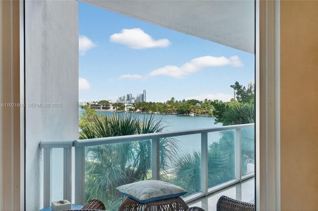 Building Photo - 9821 E Bay Harbor Dr