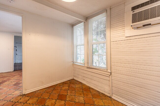 Building Photo - 426 W Woodlawn Ave