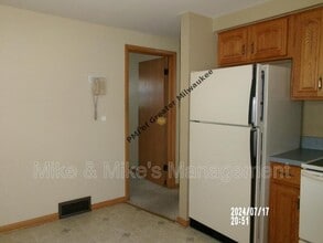 Building Photo - 2551 S 68th St