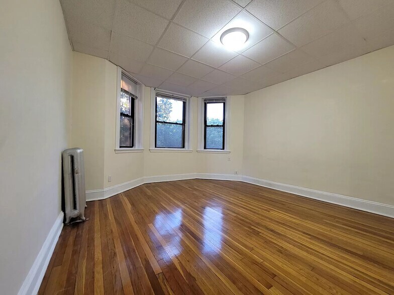 Building Photo - 382 Riverway St
