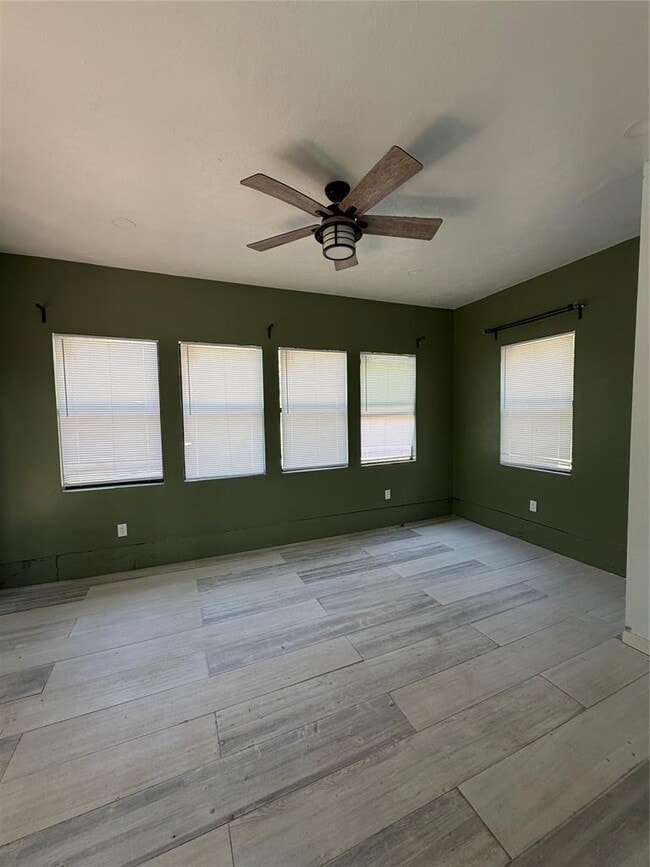 Building Photo - 237 E Mohr Ln