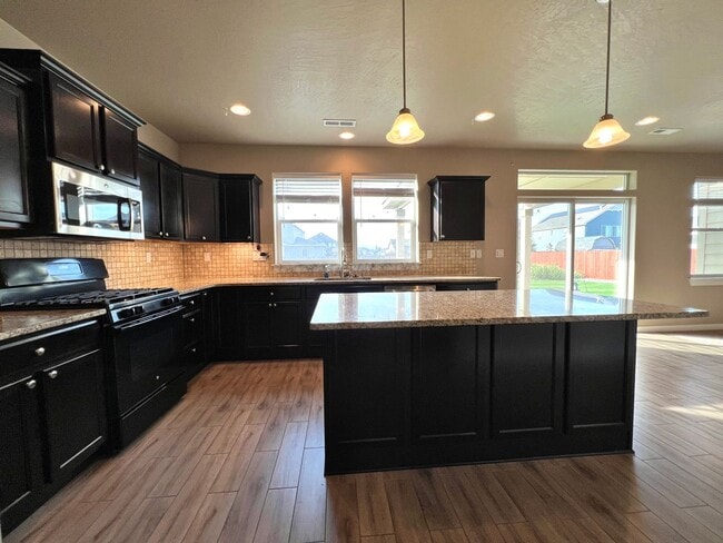Building Photo - West Richland Home On 0.32 Acres