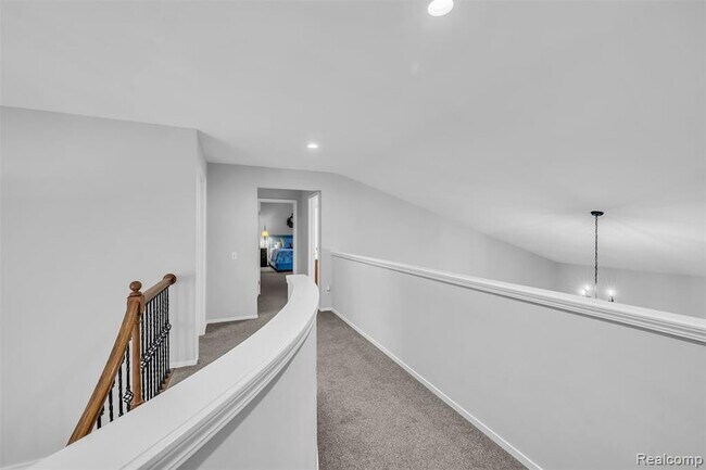 Building Photo - 45077 Roundview Dr